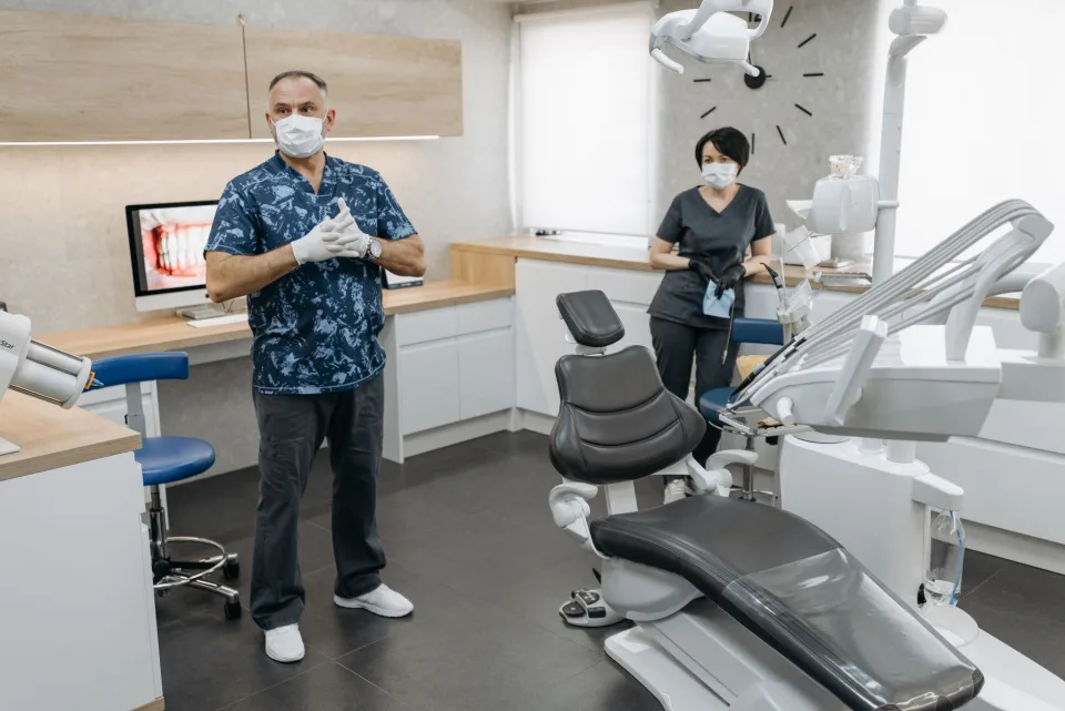 Bác sĩ đang điều trị cho khách